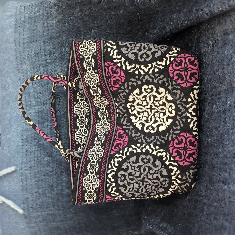 Vera Bradley purse, fun pattern, black, white and fusha pink!